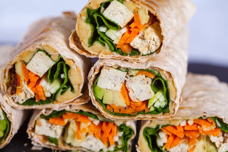 Υγιή vegan tofu tortilla περικαλύμματα με tofu και τα λαχανικά στοκ φωτογραφία Υγιή vegan tofu tortilla περικαλύμματα με tofu και τα λαχανικά στοκ φωτογραφία