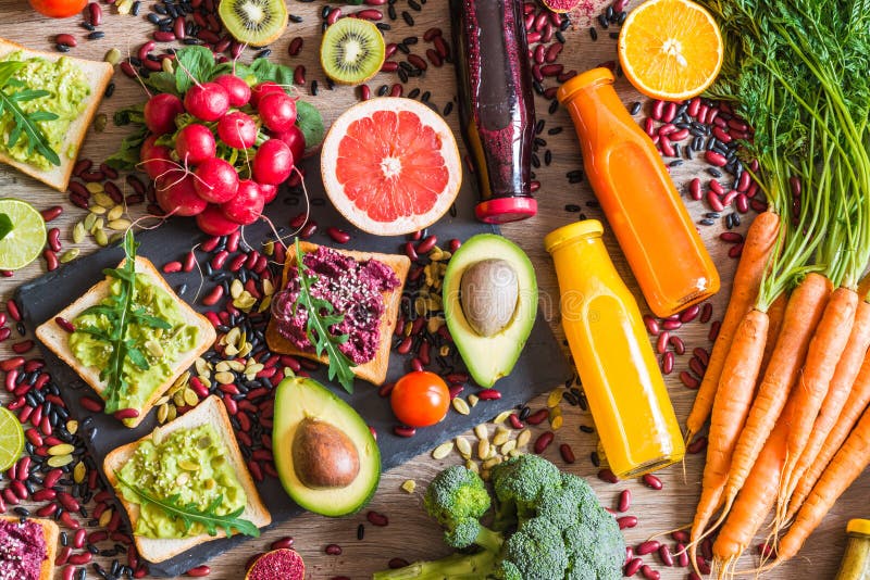 Υγιή vegan τρόφιμα Σάντουιτς και φρέσκα λαχανικά στο ξύλινο υπόβαθρο Διατροφή Detox Διαφορετικοί ζωηρόχρωμοι φρέσκοι χυμοί Τοπ όψ στοκ εικόνες Υγιή vegan τρόφιμα Σάντουιτς και φρέσκα λαχανικά στο ξύλινο υπόβαθρο Διατροφή Detox Διαφορετικοί ζωηρόχρωμοι φρέσκοι χυμοί Τοπ όψ στοκ εικόνες