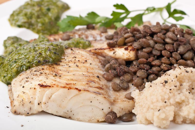 Υγιή τηγανισμένα Tilapia ψάρια στοκ εικόνες