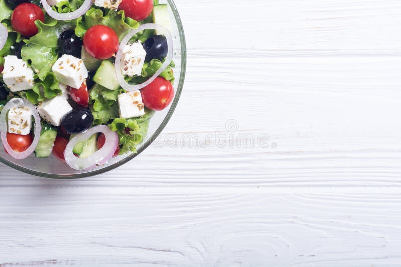 Υγιή τρόφιμα σαλάτας φρέσκων λαχανικών ελληνικά στο ξύλινο υπόβαθρο στοκ φωτογραφία με δικαίωμα ελεύθερης χρήσης