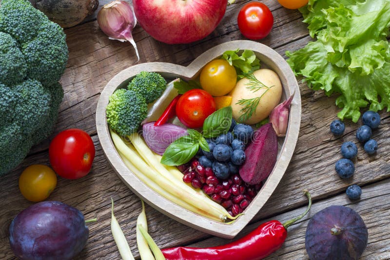 Υγιή τρόφιμα στην έννοια μαγειρέματος διατροφής καρδιών με τα φρέσκα φρούτα και λαχανικά