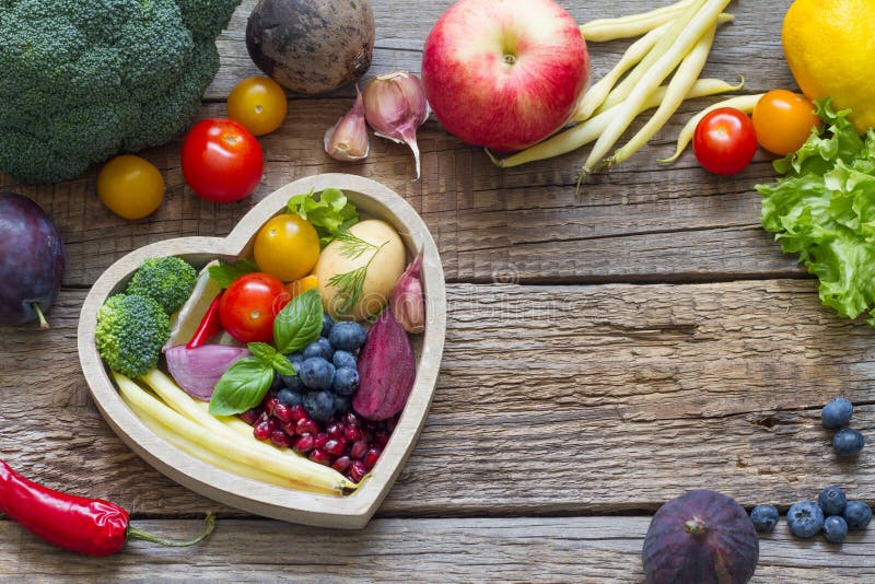 Υγιή τρόφιμα στην έννοια μαγειρέματος διατροφής καρδιών με τα φρέσκα φρούτα και λαχανικά