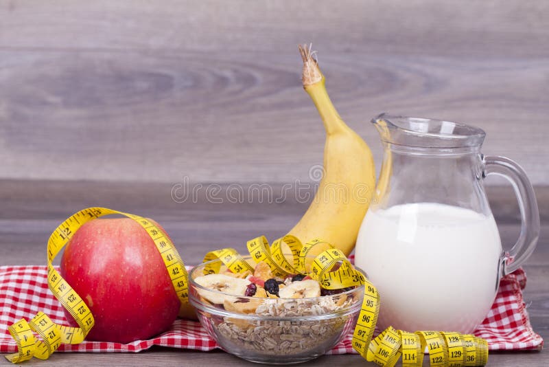 Υγιής έννοια τροφίμων και διατροφής με το muesli, το γιαούρτι και τα φρούτα στοκ φωτογραφία με δικαίωμα ελεύθερης χρήσης Υγιής έννοια τροφίμων και διατροφής με το muesli, το γιαούρτι και τα φρούτα στοκ φωτογραφία με δικαίωμα ελεύθερης χρήσης