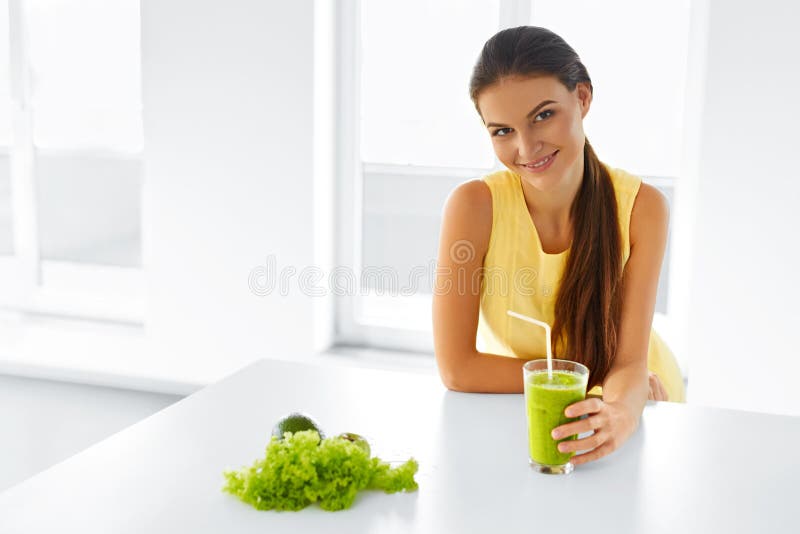 Υγιής γυναίκα που πίνει τον πράσινο χυμό Detox Τρόπος ζωής, τρόφιμα, Drin στοκ φωτογραφία Υγιής γυναίκα που πίνει τον πράσινο χυμό Detox Τρόπος ζωής, τρόφιμα, Drin στοκ φωτογραφία
