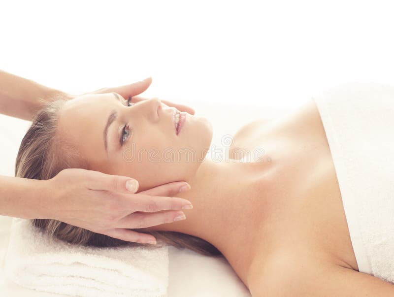 Υγιής και όμορφη γυναίκα στη SPA Αναψυχή, ενέργεια, υγεία, μασάζ και θεραπεία στοκ φωτογραφία Υγιής και όμορφη γυναίκα στη SPA Αναψυχή, ενέργεια, υγεία, μασάζ και θεραπεία στοκ φωτογραφία