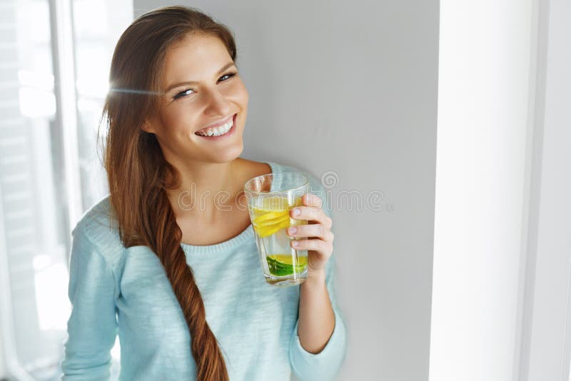 Υγιής τρόπος ζωής και τρόφιμα Νερό φρούτων κατανάλωσης γυναικών detox Χ