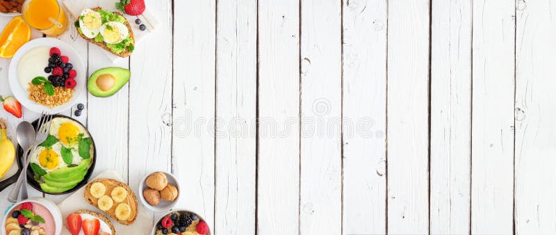 υγιεινό γεύμα φαγητό με τραπέζι δίπλα περίγραμμα γιαουρτιού, απαλές θρεπτικές τομάτες και επιδόρπιο αυγών πάνω από ένα wh