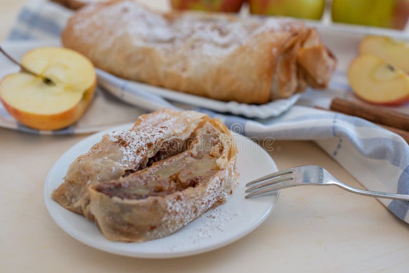 υγιεινό σπιτικό γλυκό στρούμι μήλου με κανέλα μήλων σε τραπέζι. υγιεινό γλυκό σπίτι, γλυκό κομμάτι μήλου με κανέλα μήλων σε τραπέζι