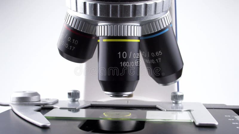 υλικό 4k σε 30 fps κοντινό πλάνο με γενικό επιστημονικό φακό μικροσκοπίου περιστρεφόμενο σε ερευνητικό εργαστήριο για τη βιολογία
