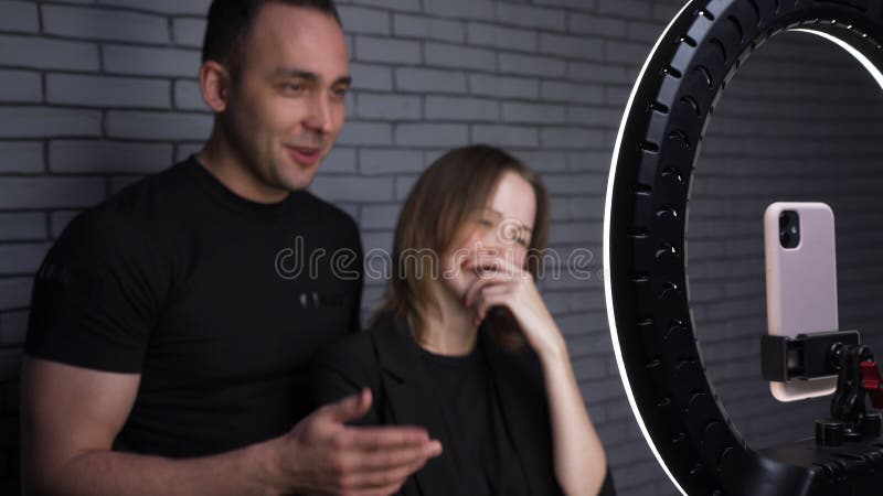 υλικό ζευγάρι με smartphone στο φόντο δομικού στοιχείου φιλμ μικρού μήκους