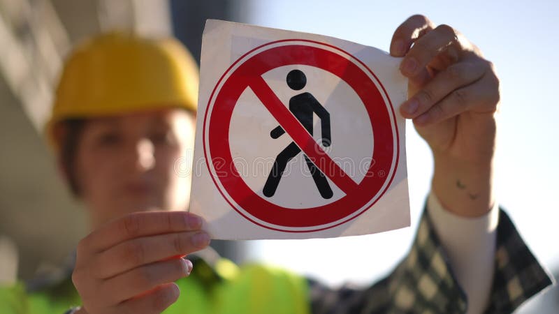 Υπάρχει σαφής πινακίδα στο εργοτάξιο που υποδεικνύει ότι απαγορεύεται η πρόσβαση πεζών εδώ φιλμ μικρού μήκους