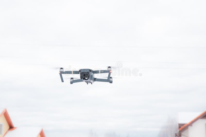 Υπέρ κηφήνας DJI Mavic: Λετονία στις 8 Μαρτίου 2017 Κινηματογράφηση σε πρώτο πλάνο του πετώντας κηφήνα στοκ φωτογραφία με δικαίωμα ελεύθερης χρήσης Υπέρ κηφήνας DJI Mavic: Λετονία στις 8 Μαρτίου 2017 Κινηματογράφηση σε πρώτο πλάνο του πετώντας κηφήνα στοκ φωτογραφία με δικαίωμα ελεύθερης χρήσης