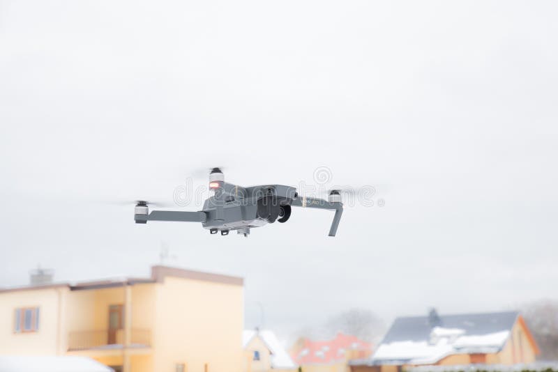 Υπέρ κηφήνας DJI Mavic: Λετονία στις 8 Μαρτίου 2017 Κινηματογράφηση σε πρώτο πλάνο του πετώντας κηφήνα στοκ εικόνες Υπέρ κηφήνας DJI Mavic: Λετονία στις 8 Μαρτίου 2017 Κινηματογράφηση σε πρώτο πλάνο του πετώντας κηφήνα στοκ εικόνες