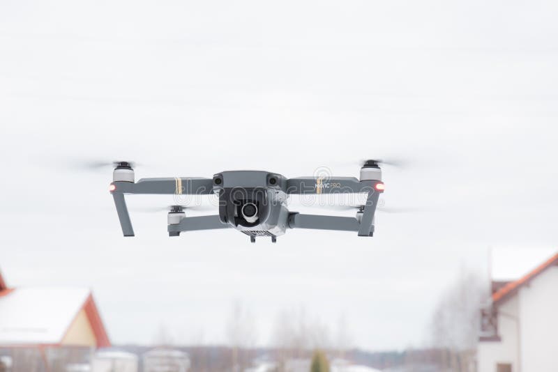 Υπέρ κηφήνας DJI Mavic: Λετονία στις 8 Μαρτίου 2017 Κινηματογράφηση σε πρώτο πλάνο του πετώντας κηφήνα στοκ φωτογραφίες Υπέρ κηφήνας DJI Mavic: Λετονία στις 8 Μαρτίου 2017 Κινηματογράφηση σε πρώτο πλάνο του πετώντας κηφήνα στοκ φωτογραφίες