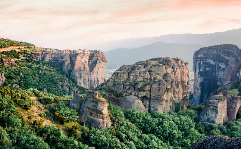 υπέροχη θέα διάσημων ορθόδοξων μοναστηριών, τα οποία αναφέρονται ως μνημείο παγκόσμιας πολιτιστικής κληρονομιάς, χτισμένο πάνω από στοκ εικόνες