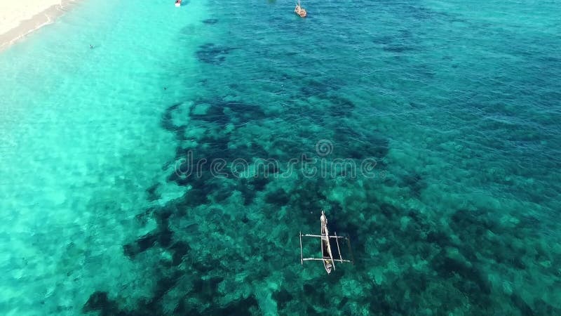 υπέροχη θέα της ακτής του ζανζιβάρη με αλιευτικά σκάφη