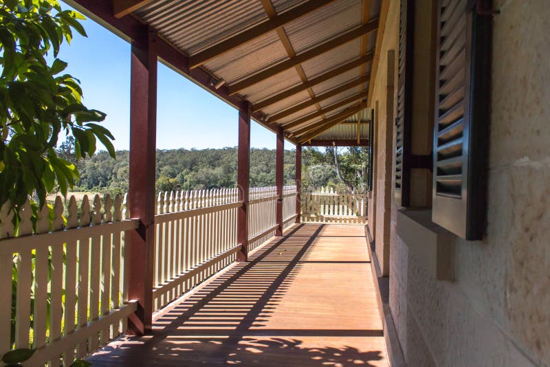 Υπαίθρια γέφυρα patio βεραντών του εξοχικού σπιτιού τούβλου ψαμμίτη με το φράκτη στύλων στοκ εικόνες