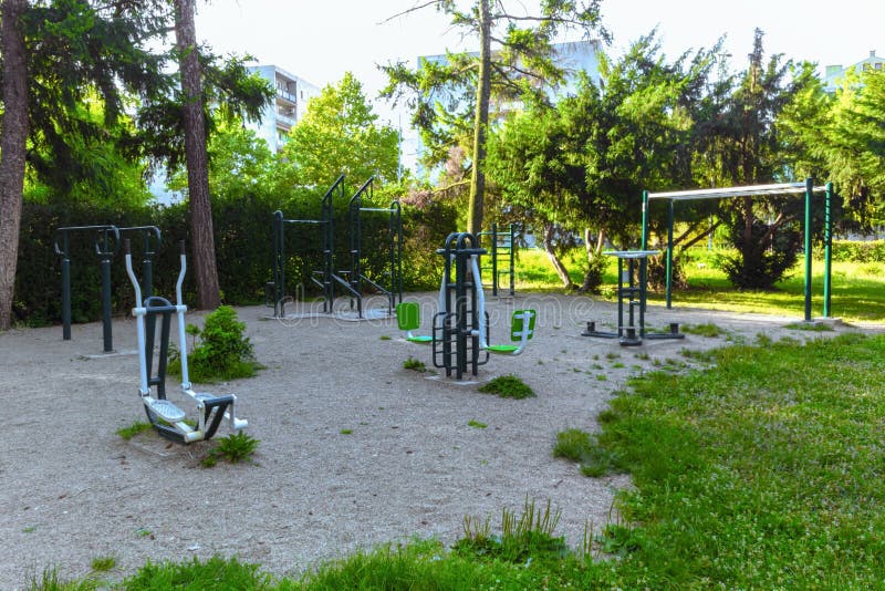 Υπαίθρια γυμναστική στη φύση για την ικανότητα στοκ εικόνα με δικαίωμα ελεύθερης χρήσης Υπαίθρια γυμναστική στη φύση για την ικανότητα στοκ εικόνα με δικαίωμα ελεύθερης χρήσης