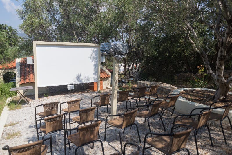 Υπαίθριο προβολέων ξενοδοχείο σεμιναρίου κινηματογράφων οθόνης σπιτικό με το κενό καθισμάτων στοκ φωτογραφίες Υπαίθριο προβολέων ξενοδοχείο σεμιναρίου κινηματογράφων οθόνης σπιτικό με το κενό καθισμάτων στοκ φωτογραφίες