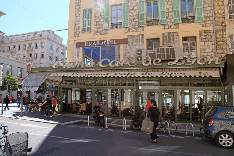 Υπαίθριος γαλλικός καφές στην κύρια λεωφόρο ι του Jean Medsen οδών πόλεων στοκ εικόνα με δικαίωμα ελεύθερης χρήσης Υπαίθριος γαλλικός καφές στην κύρια λεωφόρο ι του Jean Medsen οδών πόλεων στοκ εικόνα με δικαίωμα ελεύθερης χρήσης