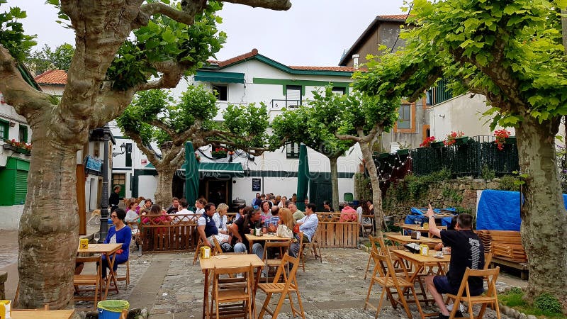 Υπαίθριος καφές σε Puerto Viejo, Μπιλμπάο, Ισπανία στοκ φωτογραφία