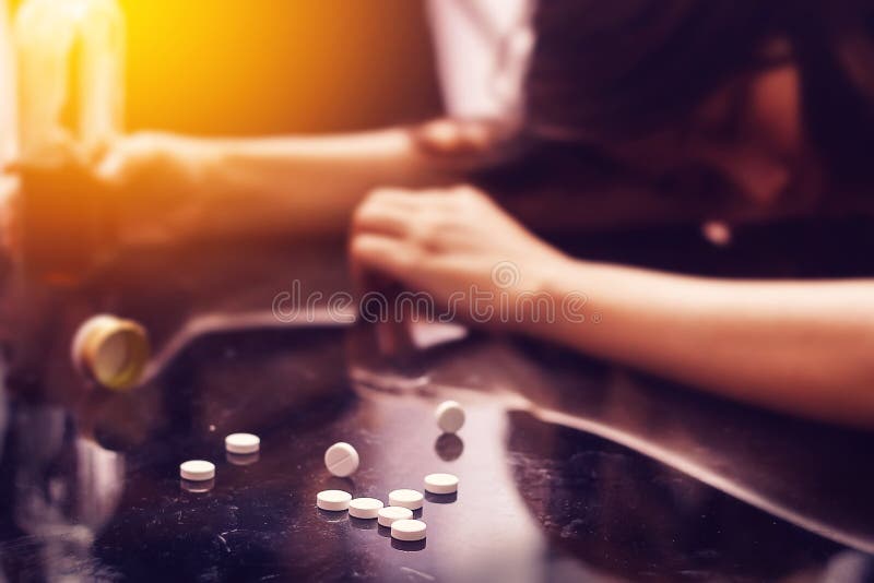 Υπερβολική δόση, έννοια προβλήματος εθισμού στα ναρκωτικά: Χάπι που ανατρέπεται διάφορο στοκ φωτογραφίες Υπερβολική δόση, έννοια προβλήματος εθισμού στα ναρκωτικά: Χάπι που ανατρέπεται διάφορο στοκ φωτογραφίες