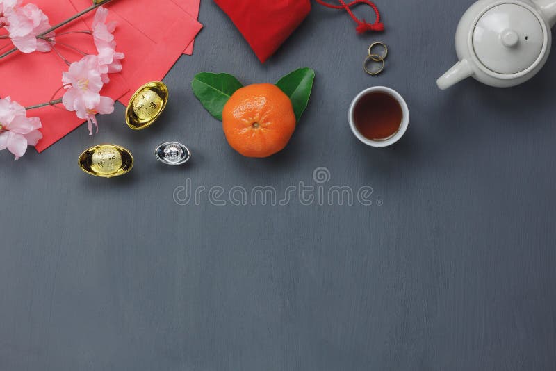Υπερυψωμένη άποψη της κινεζικής & σεληνιακής νέας έννοιας έτους διακοσμήσεων στοκ εικόνα με δικαίωμα ελεύθερης χρήσης Υπερυψωμένη άποψη της κινεζικής & σεληνιακής νέας έννοιας έτους διακοσμήσεων στοκ εικόνα με δικαίωμα ελεύθερης χρήσης