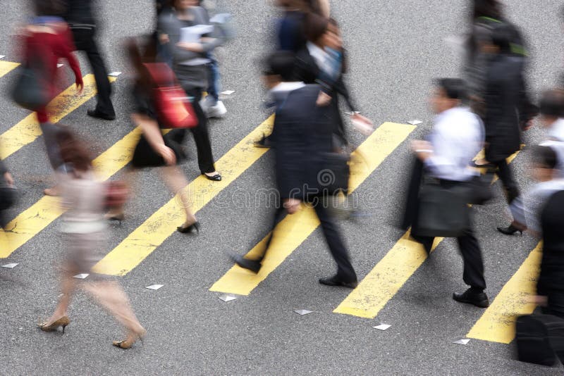Υπερυψωμένη όψη των κατόχων διαρκούς εισιτήριου που διασχίζουν το δρόμο με έντονη κίνηση στοκ εικόνα