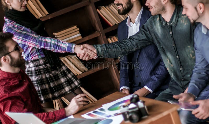 Υπεύθυνος διαφήμισης με χειραψία χαιρετά τον πελάτη στοκ εικόνες με δικαίωμα ελεύθερης χρήσης