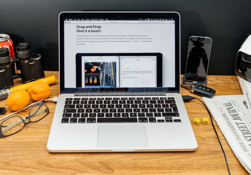 Υπολογιστές της Apple στις πιό πρόσφατες ανακοινώσεις WWDC της έλξης και της πτώσης επάνω στοκ φωτογραφία με δικαίωμα ελεύθερης χρήσης Υπολογιστές της Apple στις πιό πρόσφατες ανακοινώσεις WWDC της έλξης και της πτώσης επάνω στοκ φωτογραφία με δικαίωμα ελεύθερης χρήσης