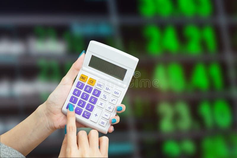 Υπολογιστής εκμετάλλευσης χεριών με το υπόβαθρο θαμπάδων της συναλλαγματικής ισοτιμίας β στοκ εικόνα με δικαίωμα ελεύθερης χρήσης Υπολογιστής εκμετάλλευσης χεριών με το υπόβαθρο θαμπάδων της συναλλαγματικής ισοτιμίας β στοκ εικόνα με δικαίωμα ελεύθερης χρήσης