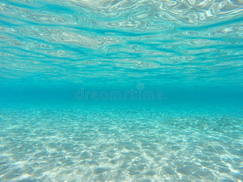 Υποβρύχιο μπλε ωκεάνιο υπόβαθρο με τον αμμώδη πυθμένα της θάλασσας στοκ εικόνα με δικαίωμα ελεύθερης χρήσης Υποβρύχιο μπλε ωκεάνιο υπόβαθρο με τον αμμώδη πυθμένα της θάλασσας στοκ εικόνα με δικαίωμα ελεύθερης χρήσης