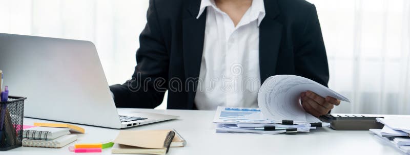 υπολογισμός χρήσης εταιρικού λογιστή για τον υπολογισμό της οικονομικής έκθεσης. κενό στοκ εικόνα με δικαίωμα ελεύθερης χρήσης
