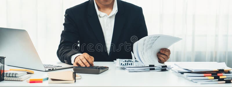 υπολογισμός χρήσης εταιρικού λογιστή για τον υπολογισμό της οικονομικής έκθεσης. κενό στοκ εικόνα