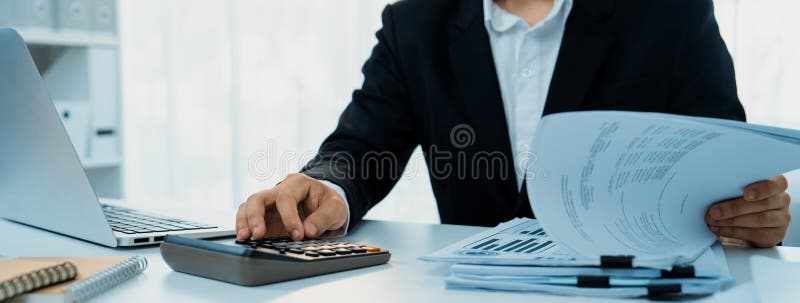 υπολογισμός χρήσης εταιρικού λογιστή για τον υπολογισμό της οικονομικής έκθεσης. κενό στοκ εικόνες