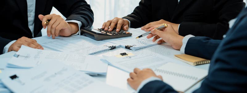 υπολογισμός χρήσης ομάδας εταιρικών λογιστών για τον υπολογισμό της οικονομικής αναφοράς. κενό στοκ εικόνα