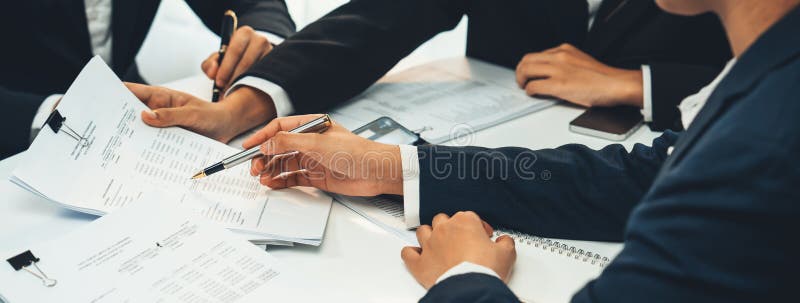 υπολογισμός χρήσης ομάδας εταιρικών λογιστών για τον υπολογισμό της οικονομικής αναφοράς. κενό στοκ φωτογραφίες