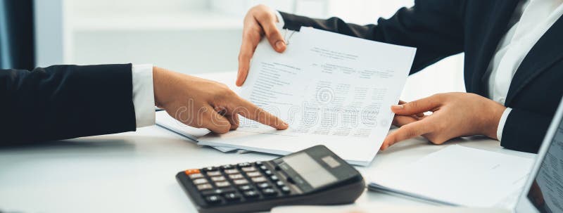 υπολογισμός χρήσης ομάδας εταιρικών λογιστών για τον υπολογισμό της οικονομικής αναφοράς. κενό στοκ φωτογραφία