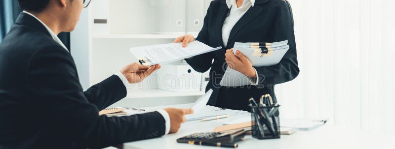 υπολογισμός χρήσης ομάδας εταιρικών λογιστών για τον υπολογισμό της οικονομικής αναφοράς. κενό στοκ εικόνες