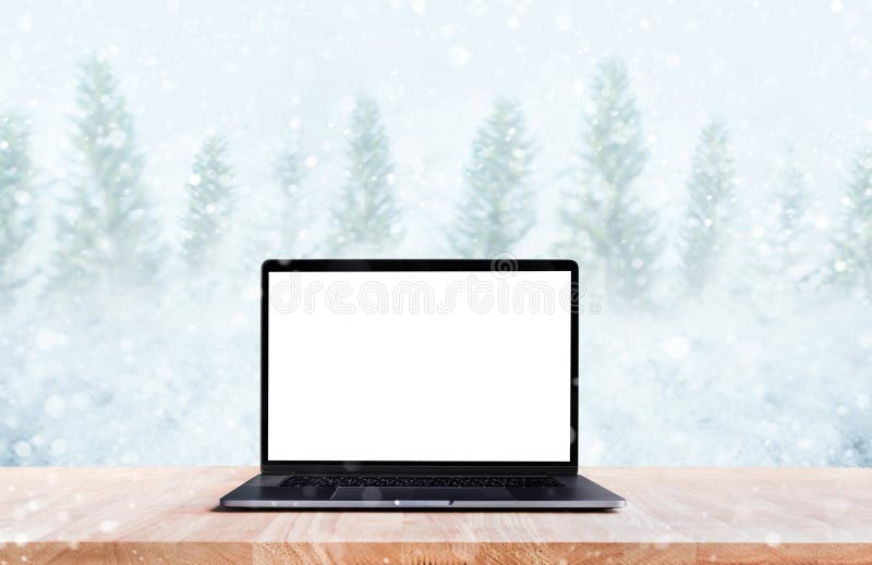 Υπολογιστής, lap-top με την κενή οθόνη στις χιονοπτώσεις στη χειμερινή εποχή στοκ φωτογραφία