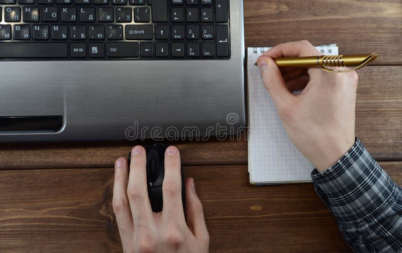Υπολογιστής γραφείου με το lap-top και τη τοπ άποψη χεριών στοκ φωτογραφίες Υπολογιστής γραφείου με το lap-top και τη τοπ άποψη χεριών στοκ φωτογραφίες
