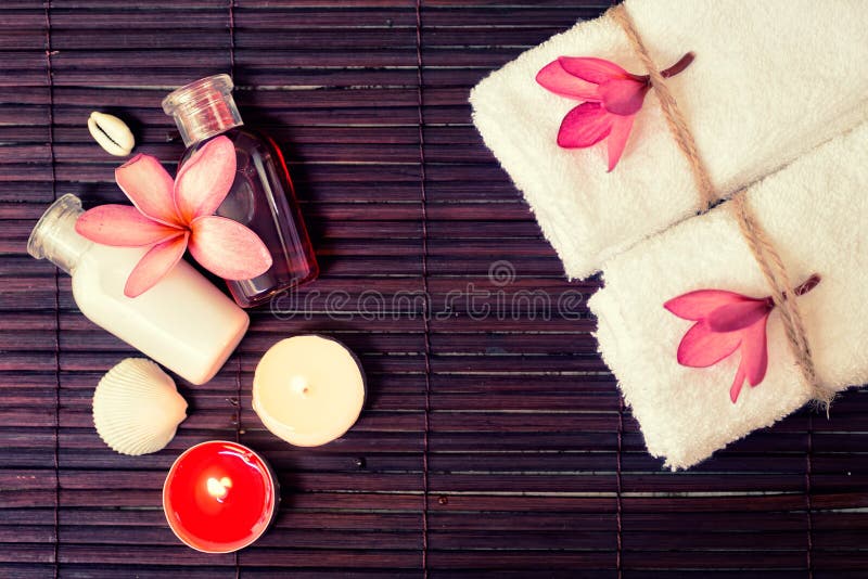Υπόβαθρο SPA με τα μπουκάλια σαμπουάν, άσπρες πετσέτες, τροπική ροή στοκ φωτογραφία Υπόβαθρο SPA με τα μπουκάλια σαμπουάν, άσπρες πετσέτες, τροπική ροή στοκ φωτογραφία