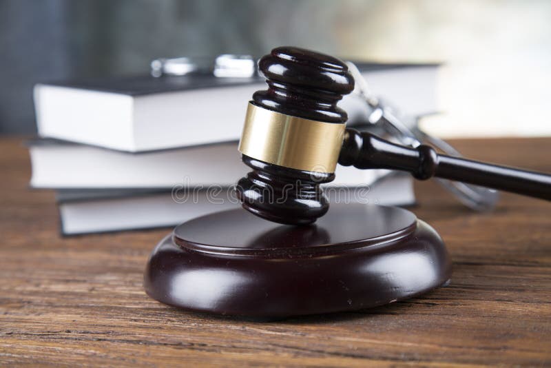 Υπόβαθρο γραφείων δικηγόρων Σύνθεση συμβόλων νόμου στο γκρίζο υπόβαθρο πετρών στοκ φωτογραφίες με δικαίωμα ελεύθερης χρήσης Υπόβαθρο γραφείων δικηγόρων Σύνθεση συμβόλων νόμου στο γκρίζο υπόβαθρο πετρών στοκ φωτογραφίες με δικαίωμα ελεύθερης χρήσης