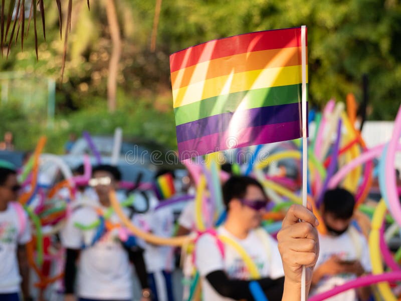 Υπόβαθρο μήνα υπερηφάνειας LGBT κύματα θεατών μια ομοφυλοφιλική σημαία ουράνιων τόξων στο ομοφυλοφιλικό φεστιβάλ παρελάσεων υπερη στοκ φωτογραφία με δικαίωμα ελεύθερης χρήσης