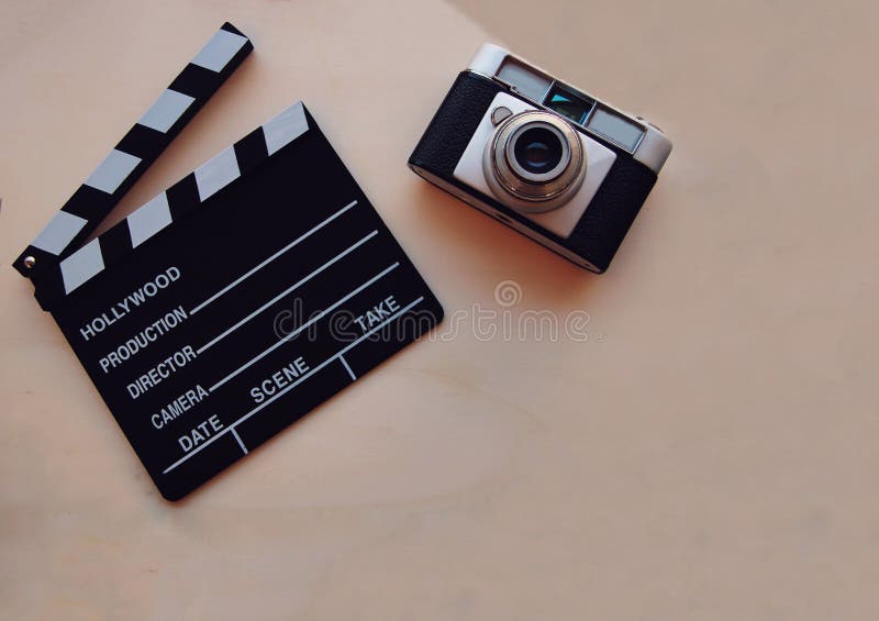 Υπόβαθρο με clapboard κινηματογράφων και μια κάμερα στοκ φωτογραφίες με δικαίωμα ελεύθερης χρήσης Υπόβαθρο με clapboard κινηματογράφων και μια κάμερα στοκ φωτογραφίες με δικαίωμα ελεύθερης χρήσης