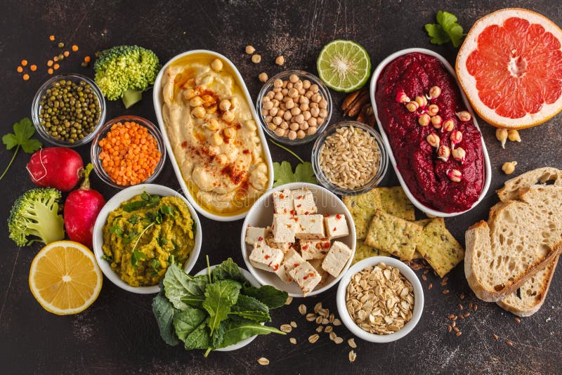 Υπόβαθρο τροφίμων Vegan Ο χορτοφάγος τσιμπά: hummus, hummu παντζαριών στοκ εικόνα Υπόβαθρο τροφίμων Vegan Ο χορτοφάγος τσιμπά: hummus, hummu παντζαριών στοκ εικόνα
