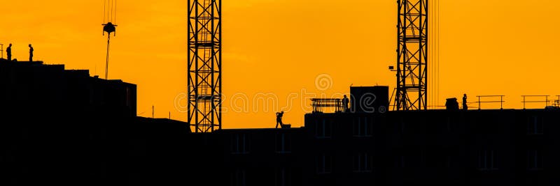 Υπόβαθρο των φορτίων ανελκυστήρων γερανών οικοδόμησης σκιαγραφιών με ήλιων το καθορισμένο εργοτάξιο οικοδομής σκηνικού ουρανού βρ στοκ φωτογραφία Υπόβαθρο των φορτίων ανελκυστήρων γερανών οικοδόμησης σκιαγραφιών με ήλιων το καθορισμένο εργοτάξιο οικοδομής σκηνικού ουρανού βρ στοκ φωτογραφία