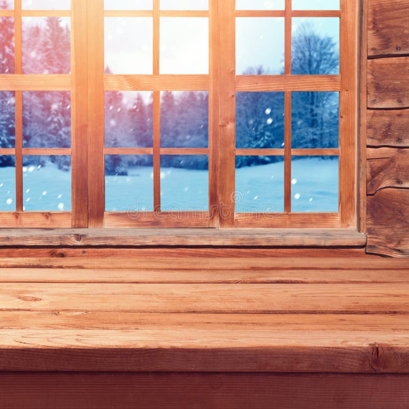 Υπόβαθρο Χριστουγέννων με τον ξύλινο κενό πίνακα πέρα από το παράθυρο και το τοπίο χειμερινής φύσης Εσωτερικό σπιτιών χειμερινών