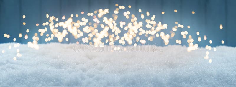 Υπόβαθρο Χριστουγέννων, χιόνι με το bokeh ενάντια στο μπλε στοκ φωτογραφία Υπόβαθρο Χριστουγέννων, χιόνι με το bokeh ενάντια στο μπλε στοκ φωτογραφία