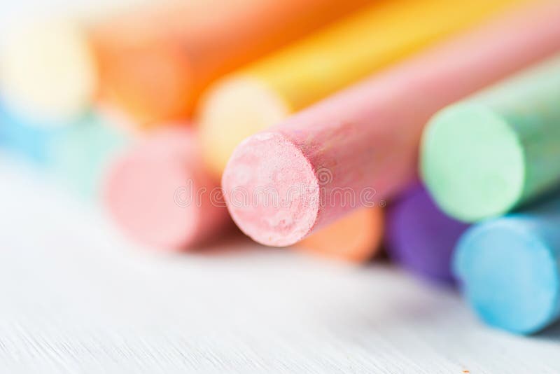 Υπόλοιπος κόσμος δεσμών των πολύχρωμων κραγιονιών κιμωλιών στο άσπρο υπόβαθρο Έννοια δημιουργικότητας τεχνών τεχνών εκπαίδευσης στοκ εικόνες Υπόλοιπος κόσμος δεσμών των πολύχρωμων κραγιονιών κιμωλιών στο άσπρο υπόβαθρο Έννοια δημιουργικότητας τεχνών τεχνών εκπαίδευσης στοκ εικόνες